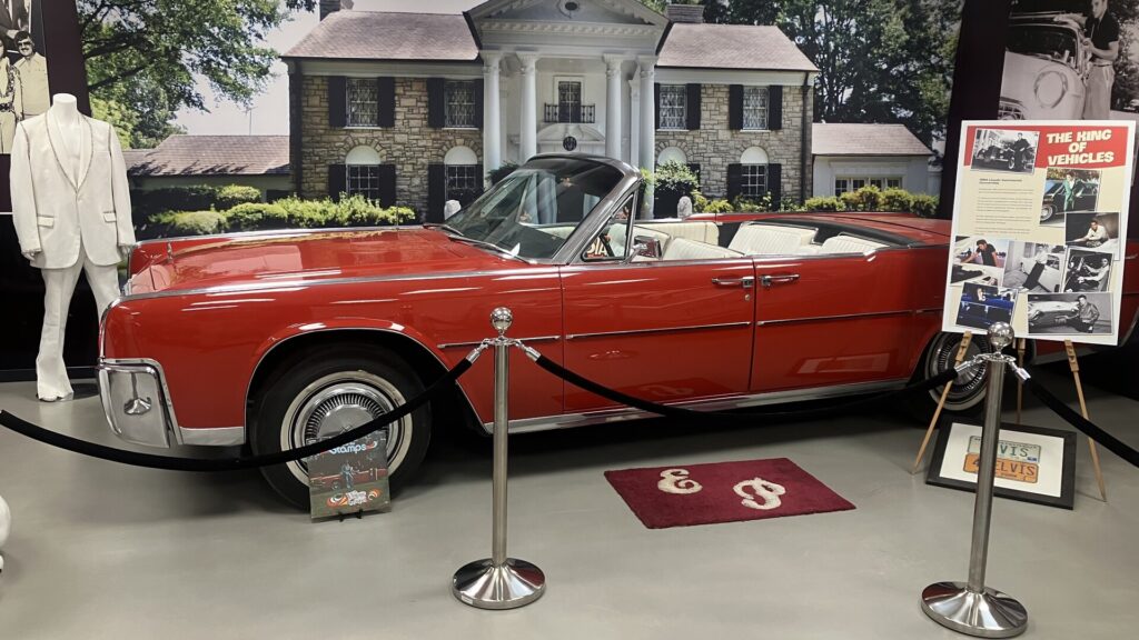Ein roter 1964 Lincoln Continental Convertible, wie Elvis ihn gefahren hat