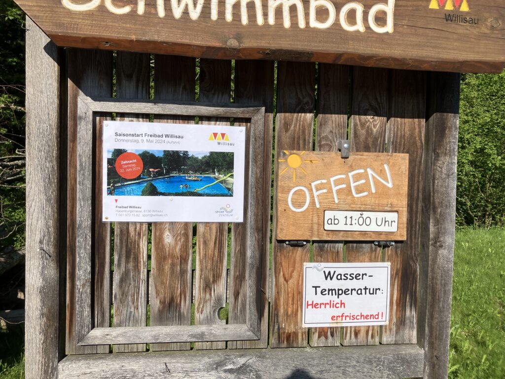 Schild vor dem Schwimmbad Willisau
Wassertemperatur: Herrlich erfrischend!
