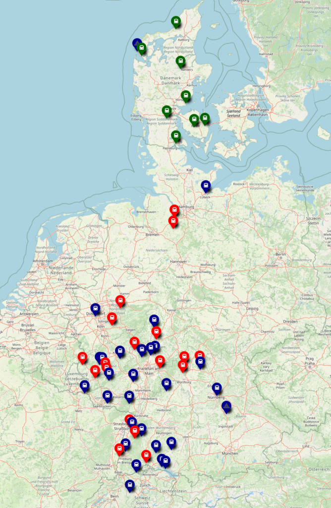 Screenshot von Openstreetmap-UMap mit vielen Markern in blau, rot und grün.