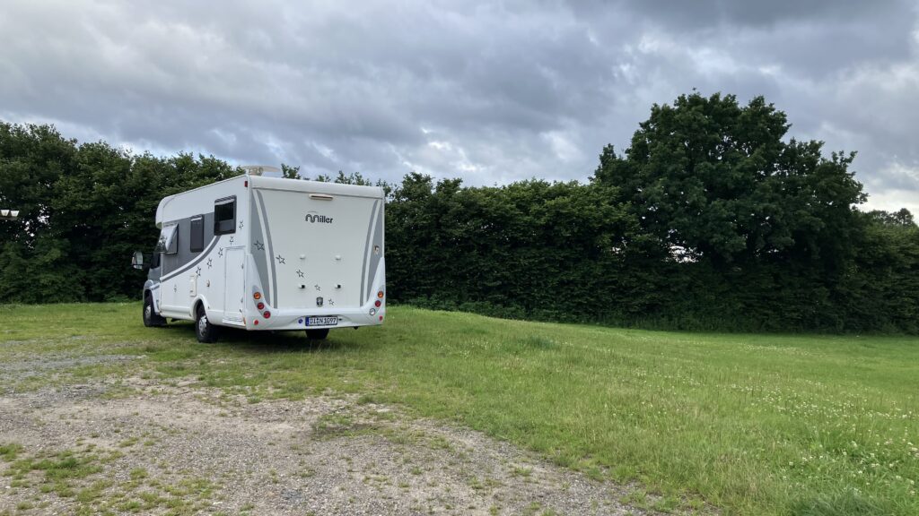 Unser Wohnmobil "Millerchen" auf einer Wiese vor ein paar Bäumen