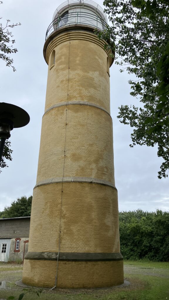 ein gelblich angestrichener Leuchtturm